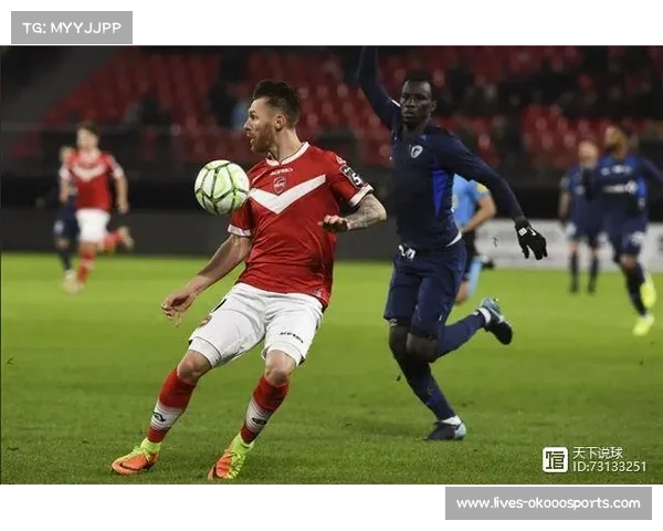 朗斯更衣室庆祝半程冠军，团队士气高涨